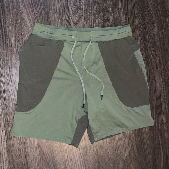 Men’s Lululemon shorts size Large - Picture 3 of 4